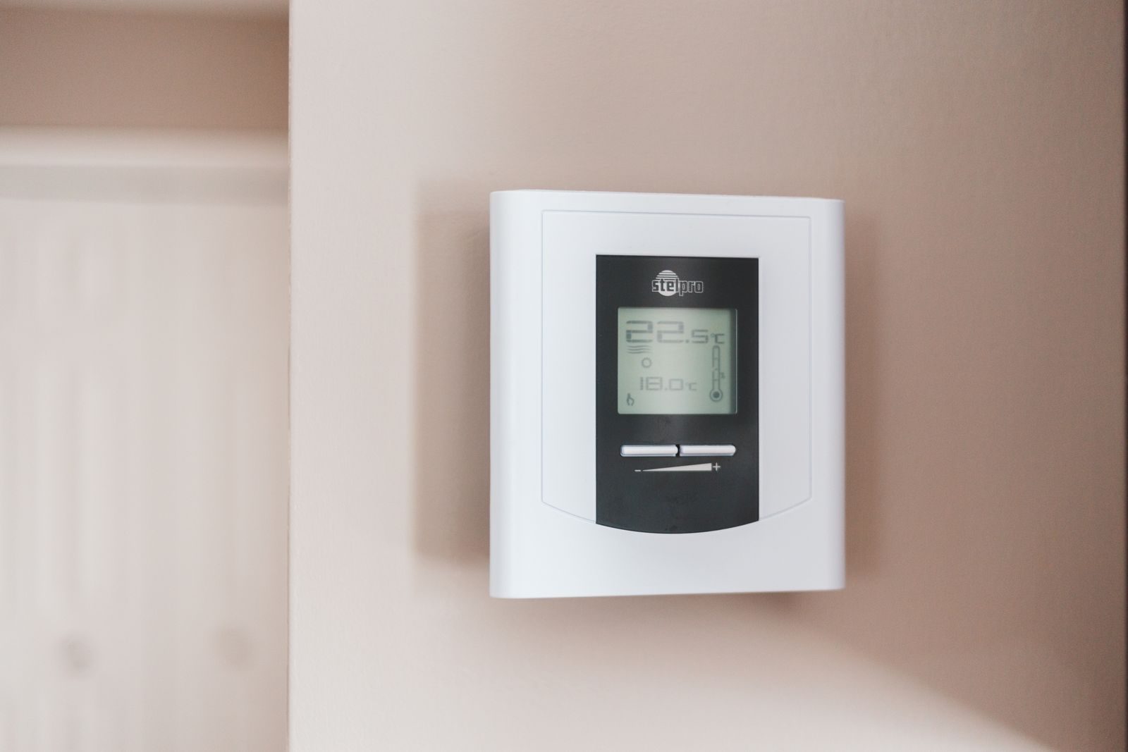 Thermostaat in een woonkamer — de ontwerptemperatuur verschilt per ruimte